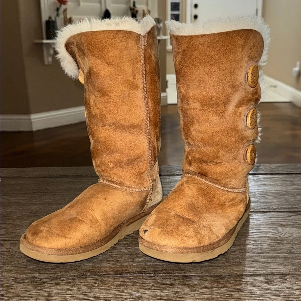 UGG Bailey Button Triplet Boots Chestnut FLAWED